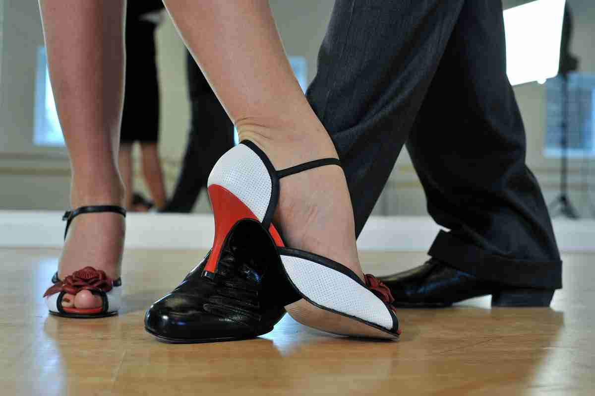 foxtrot-dance-steps-in-ballroom-dance